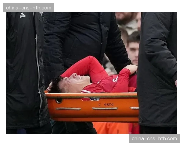 伤情更新:曼联后卫利桑德罗-马丁内斯半场因伤被换下